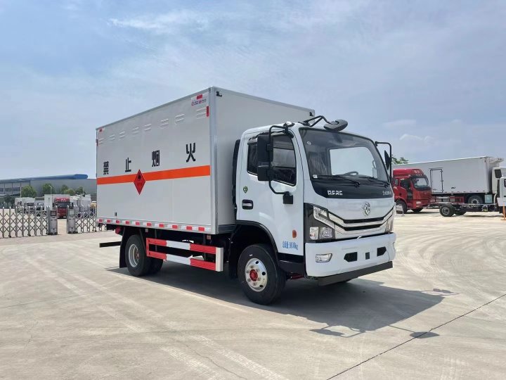 東風多利卡（4.3米）5噸易燃液體廂式車