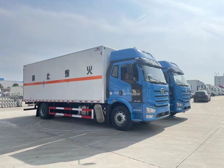 解放精致版6.8米雜項(xiàng)廂式車