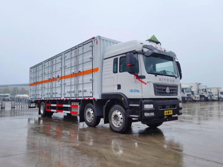 重汽汕德卡9.6米危險(xiǎn)廢物運(yùn)輸車